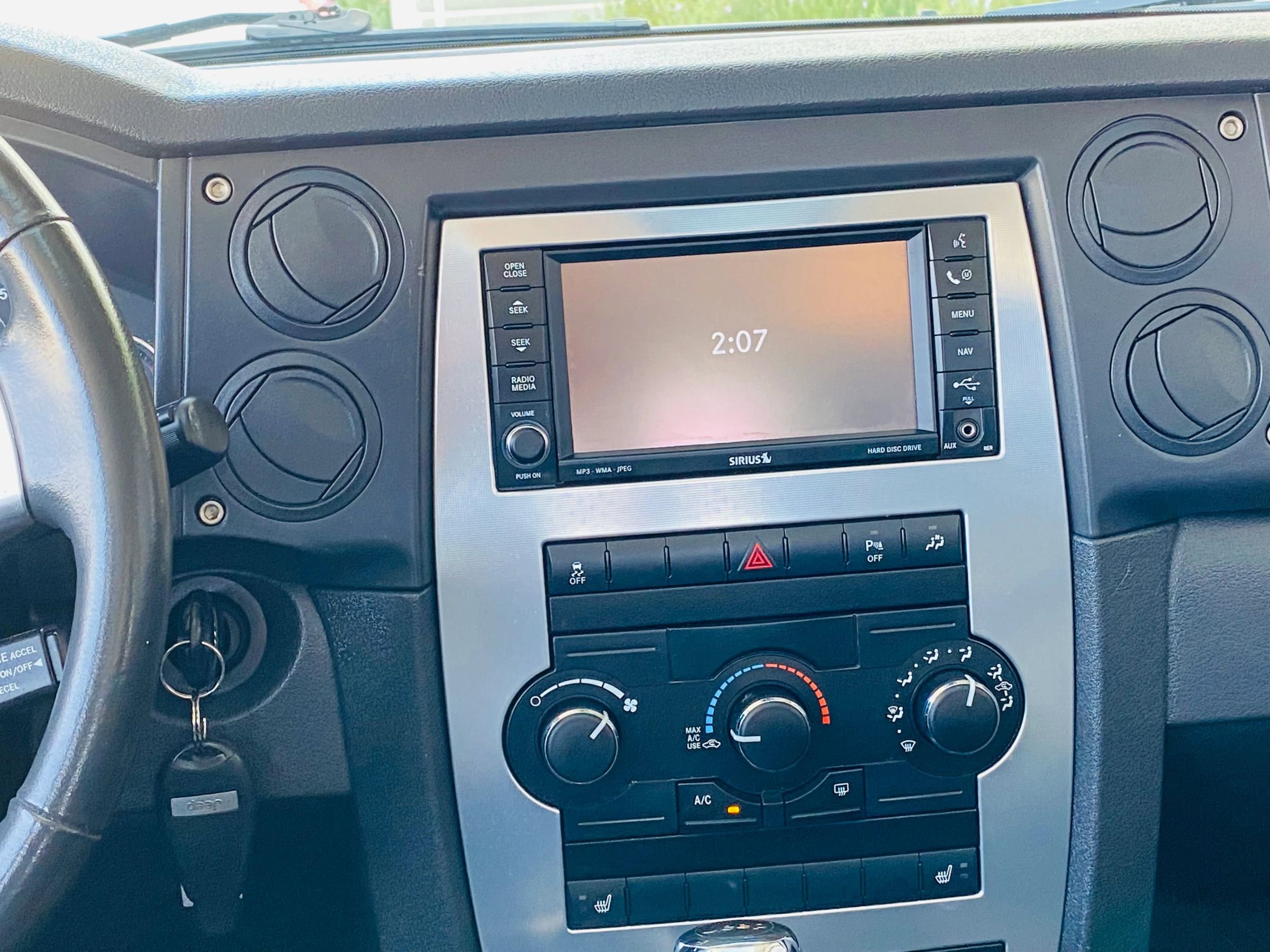 Used 2010 Jeep Commander Sport w/ Sun/Sound Group RWD image 28