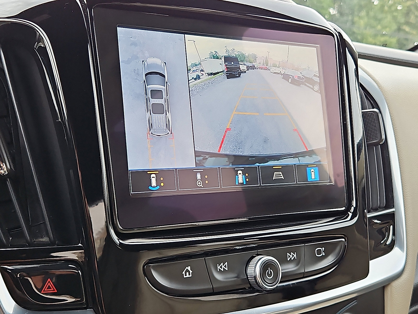 Certified 2023 Chevrolet Traverse LT w/ Rear Camera Mirror Package image 17