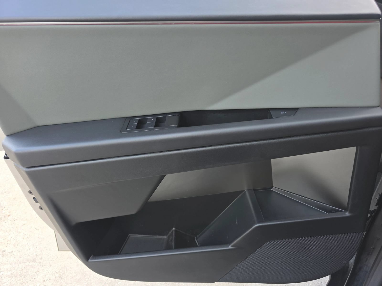 Used 2025 Tesla Cybertruck AWD Crew Cab image 23