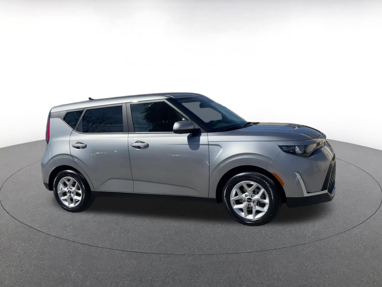 Used 2025 Kia Soul LX w/ LX Technology Package image 2