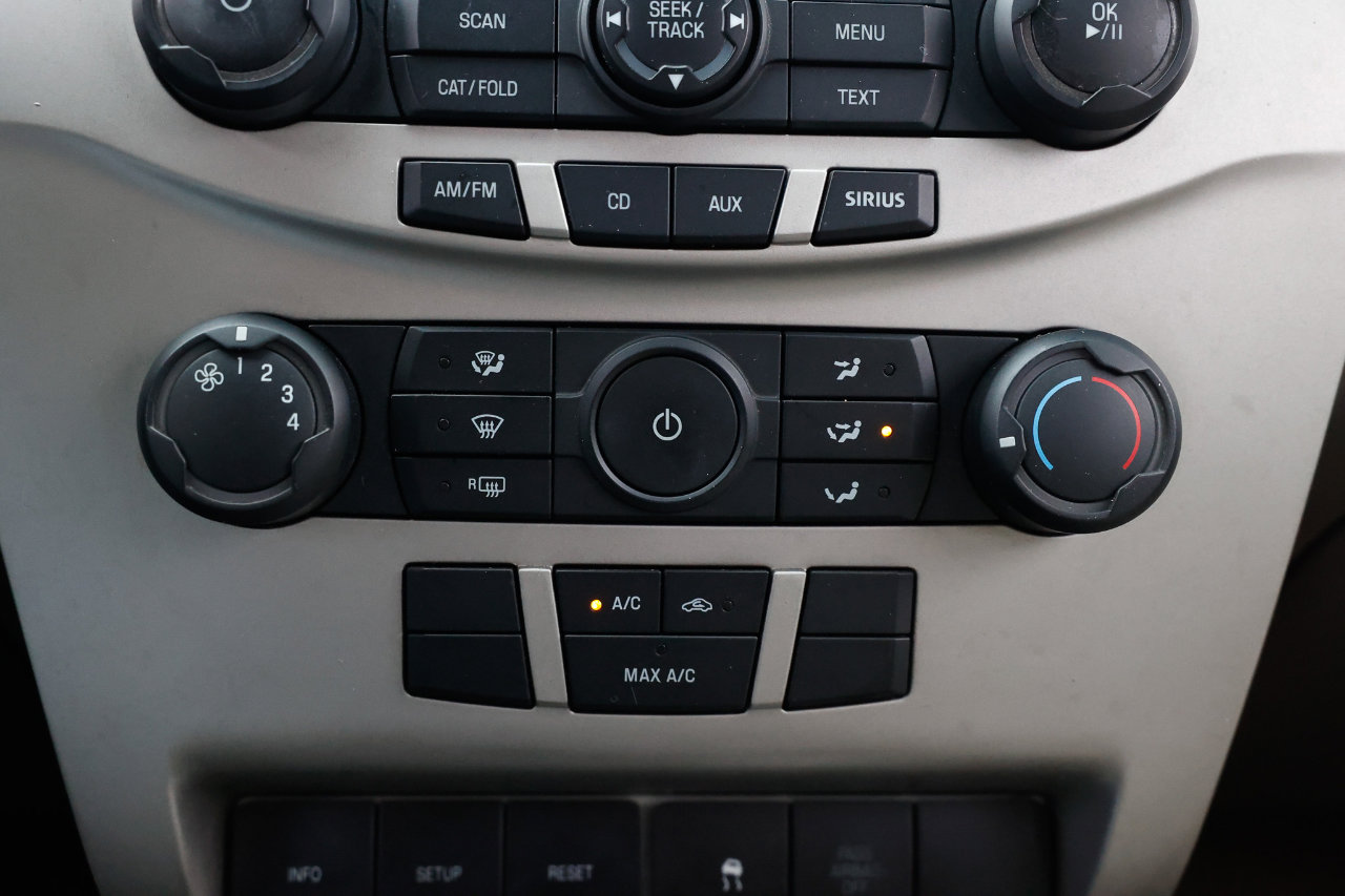 Used 2010 Ford Focus SE image 31