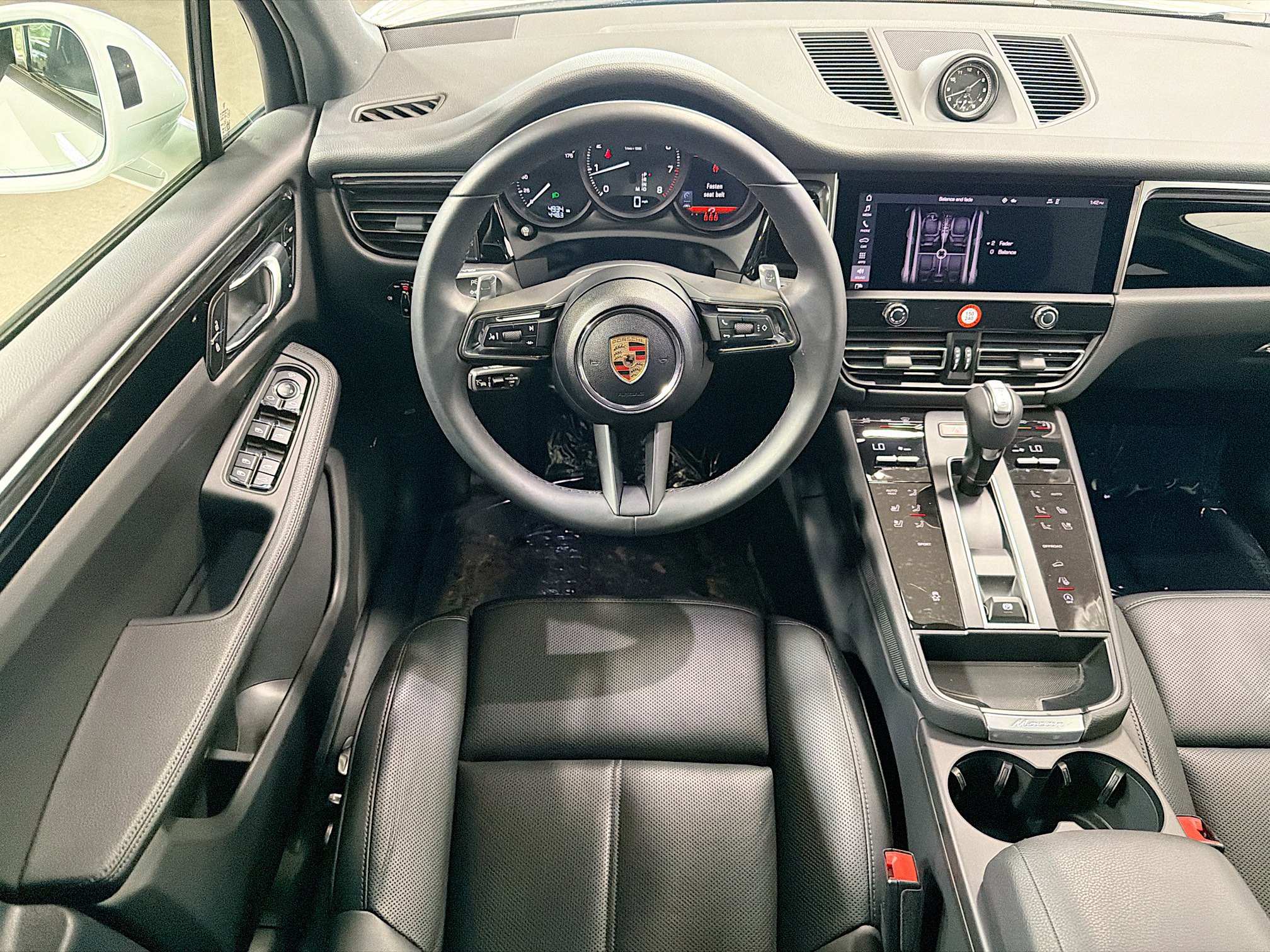 Used 2025 Porsche Macan image 17