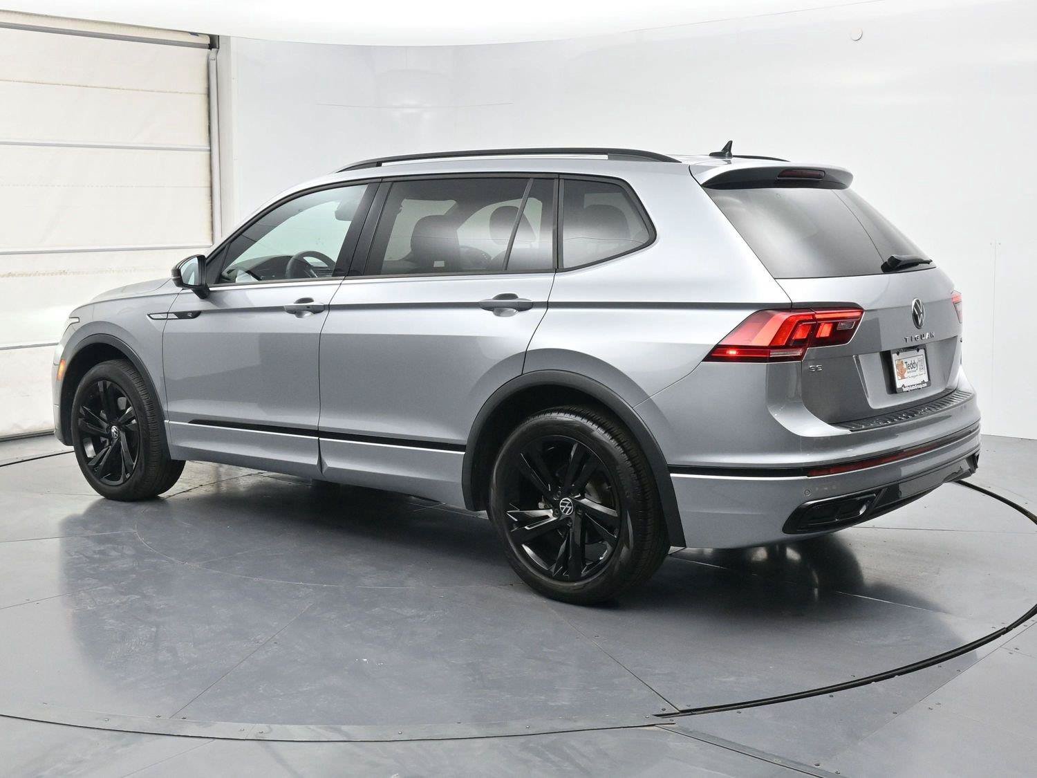 Used 2024 Volkswagen Tiguan SE R-Line AWD/4WD image 22