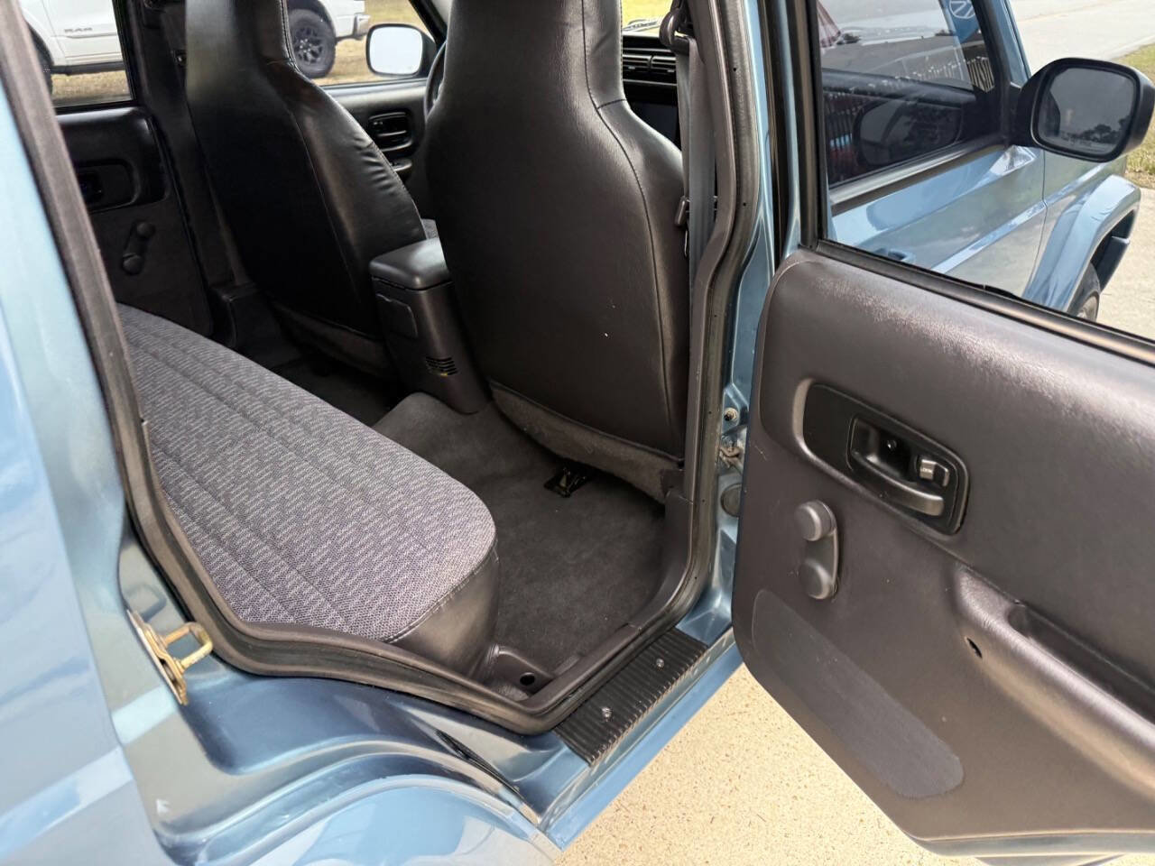 Used 1999 Jeep Cherokee SE image 31