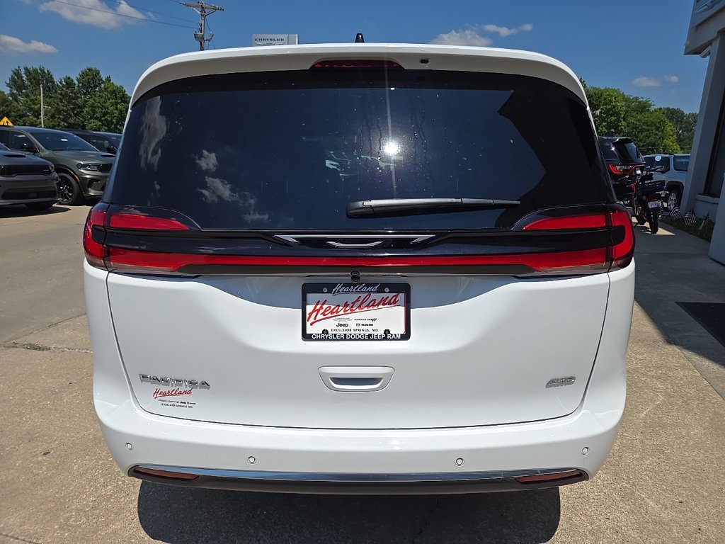 New 2027 Chrysler Pacifica Select w/ Family Tech Group AWD/4WD image 12