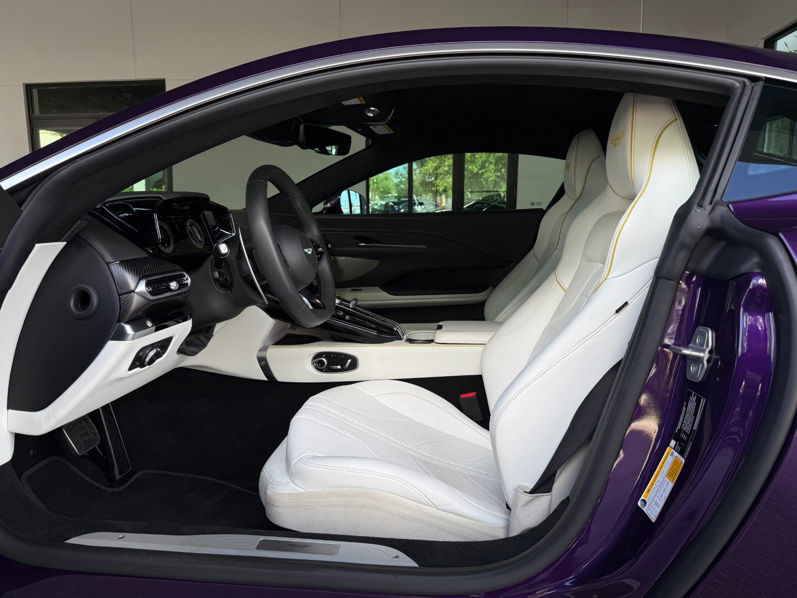 Used 2025 Aston Martin V8 Vantage Coupe RWD image 25