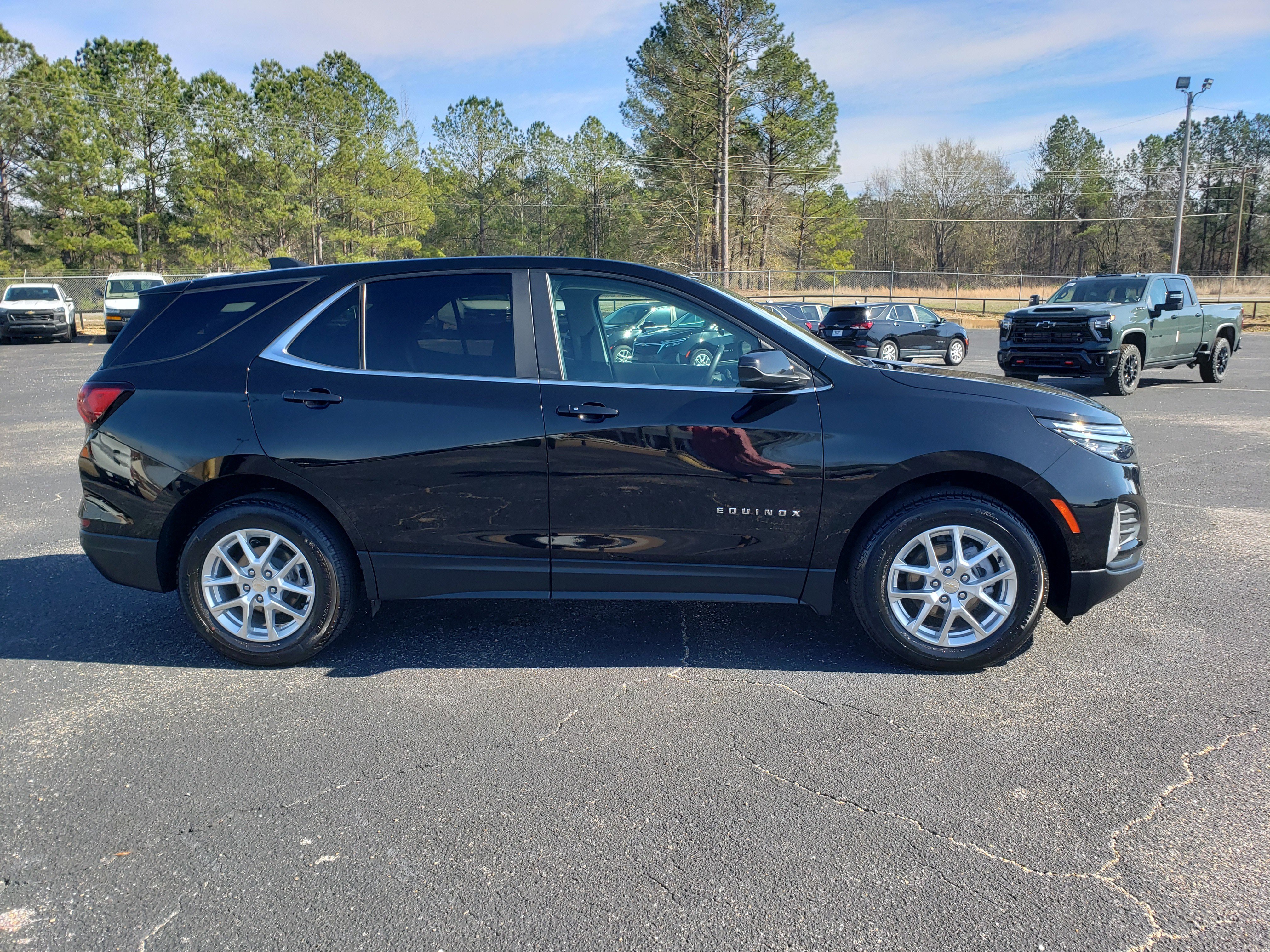 Used 2022 Chevrolet Equinox LT w/ Driver Convenience Package image 5