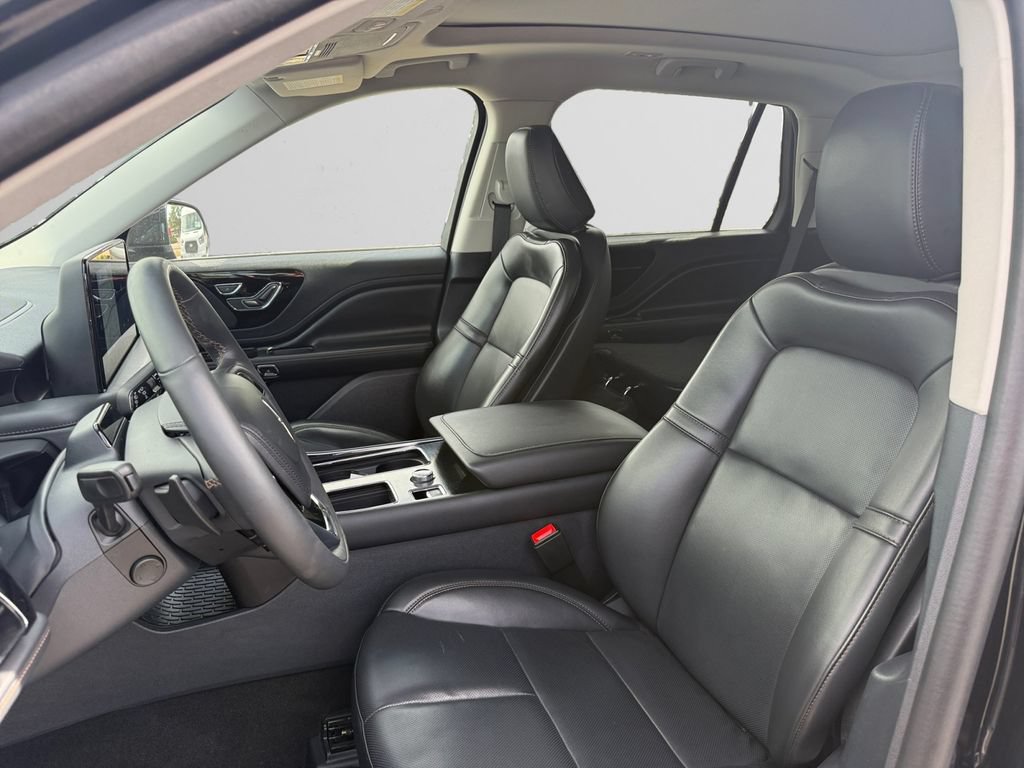 Used 2025 Lincoln Aviator AWD image 16