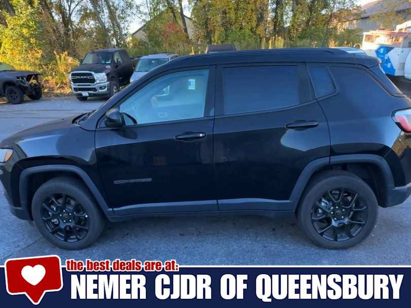 Used 2025 Jeep Compass Latitude w/ Convenience Group AWD/4WD image 5