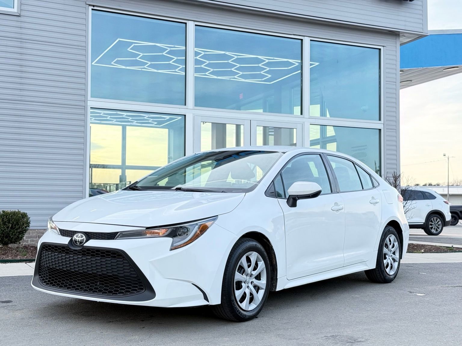 Used 2021 Toyota Corolla LE image 2