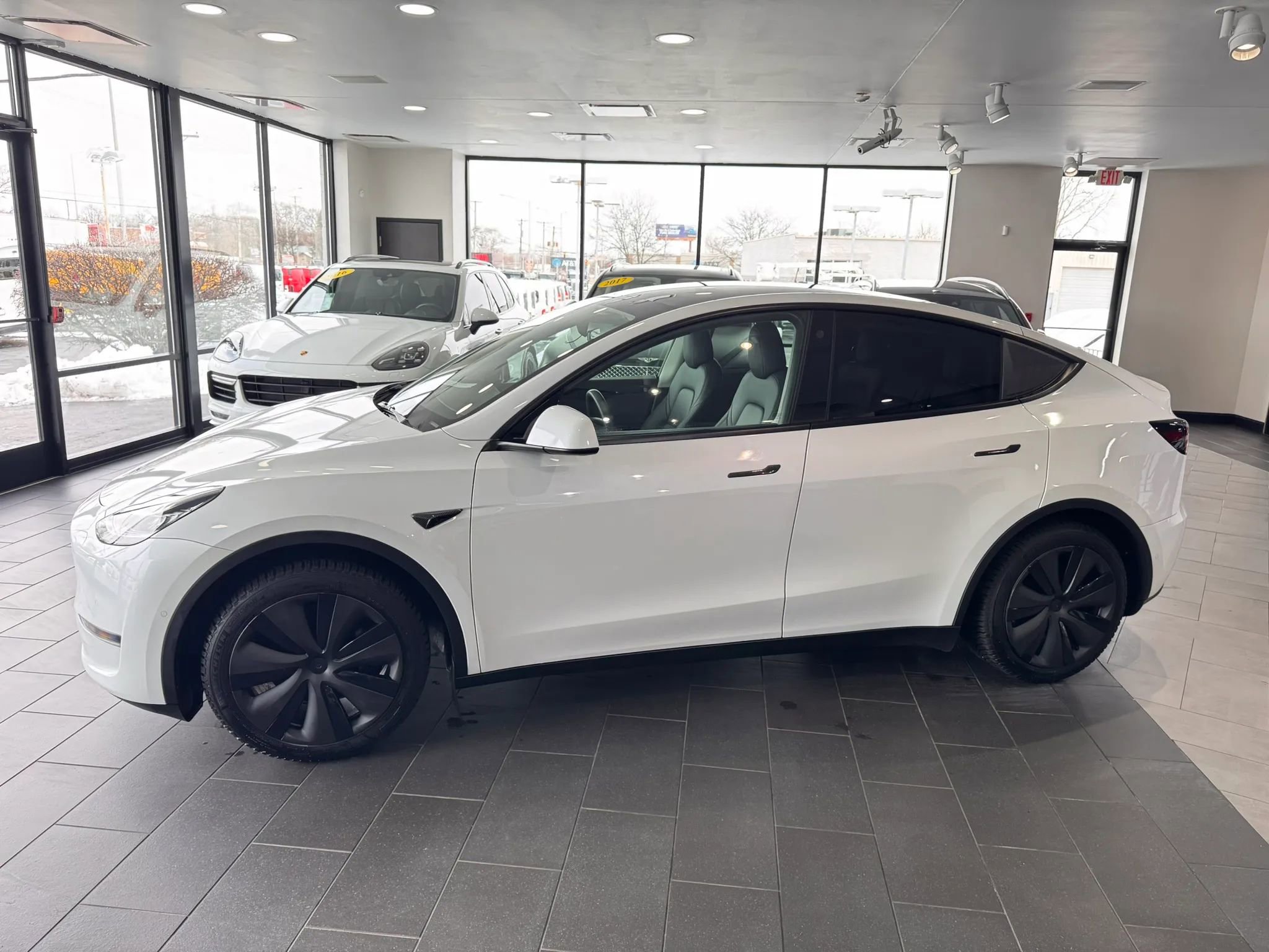 Used 2022 Tesla Model Y Long Range image 2