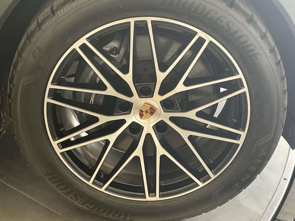 Certified 2025 Porsche Cayenne AWD/4WD image 14