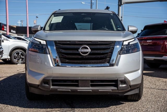 Used 2025 Nissan Pathfinder SV image 2