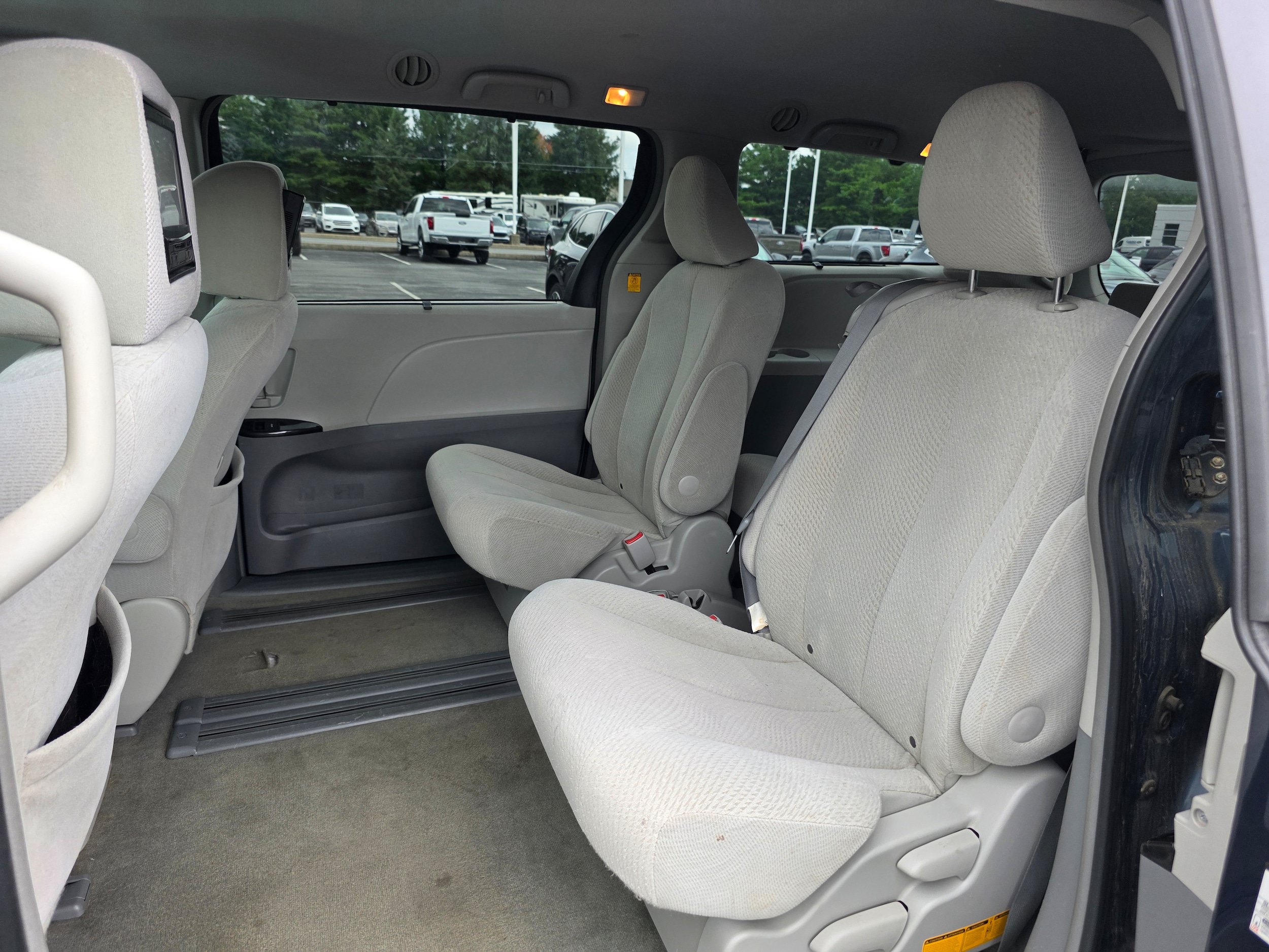 Used 2012 Toyota Sienna LE w/ Towing Pkg FWD image 11