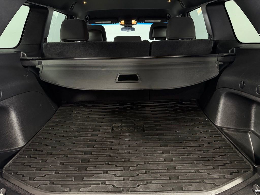 Used 2021 Jeep Grand Cherokee Laredo w/ Security & Convenience Group image 28