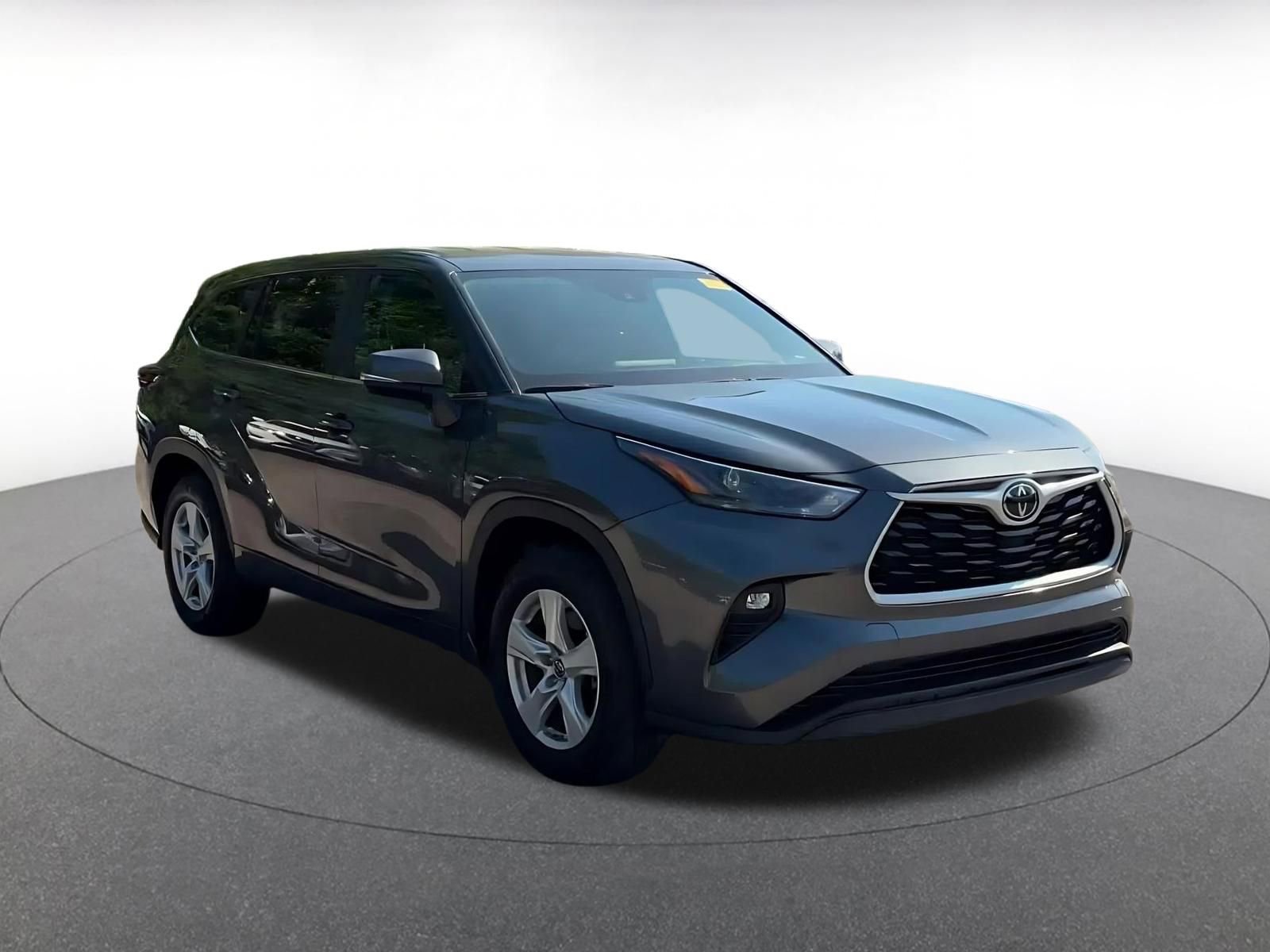 Used 2025 Toyota Highlander LE image 3