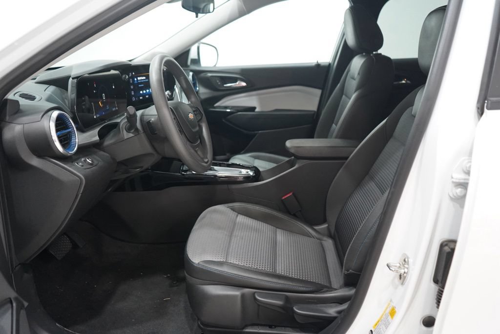 Used 2025 Chevrolet Trax LT FWD image 11