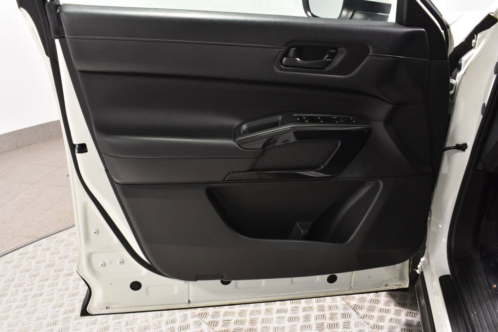 Used 2023 Nissan Pathfinder SV image 9