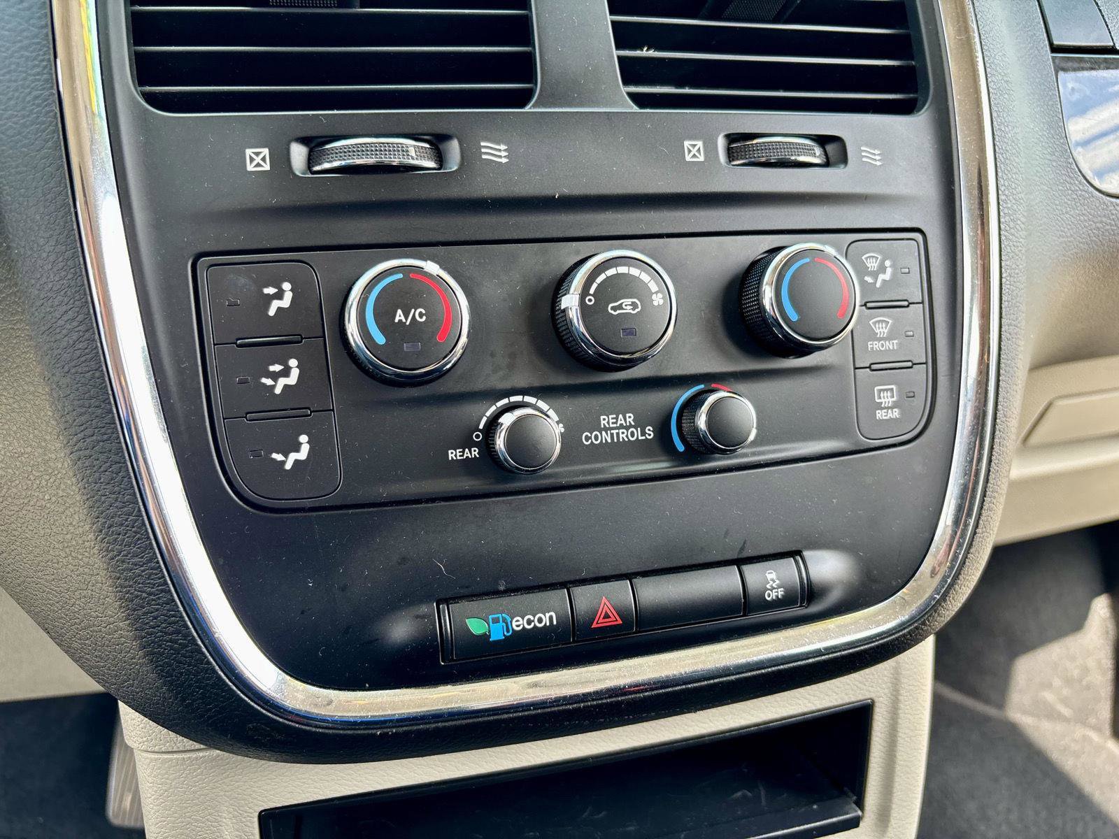 Used 2017 Dodge Grand Caravan SE image 32