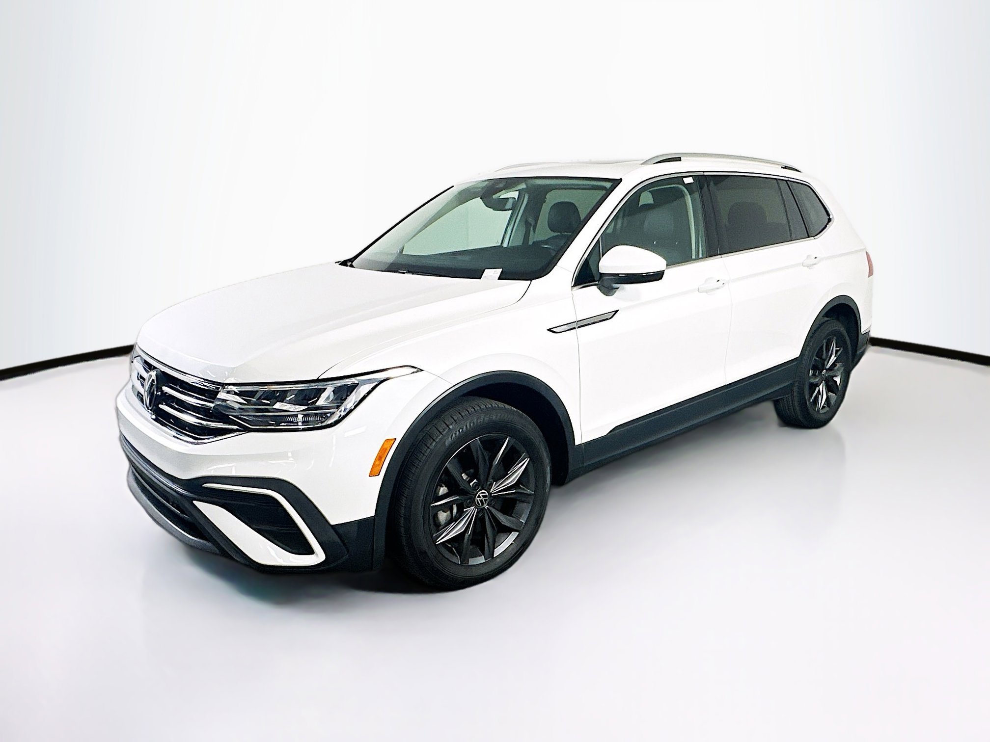 Used 2023 Volkswagen Tiguan SE w/ Panoramic Sunroof Package FWD image 3