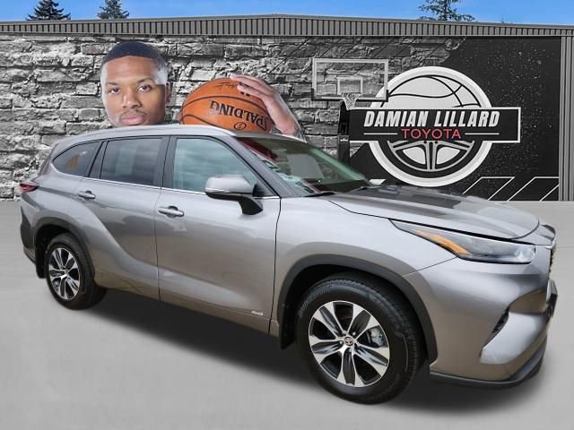 Certified 2025 Toyota Highlander XLE image 1