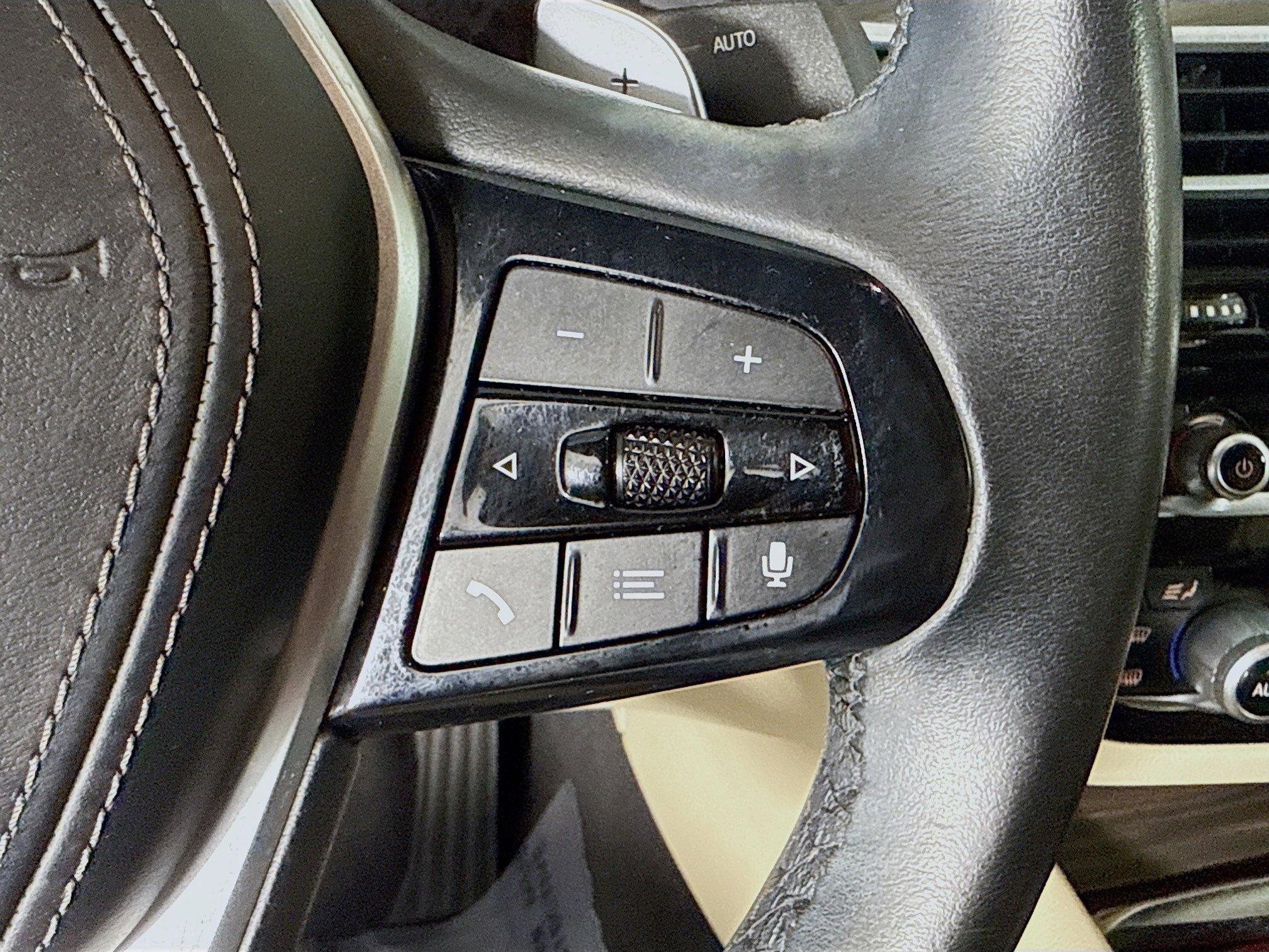 Used 2023 BMW 540i w/ Premium Package image 15