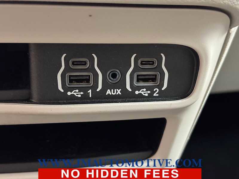 Used 2021 Chrysler Pacifica Touring-L image 41