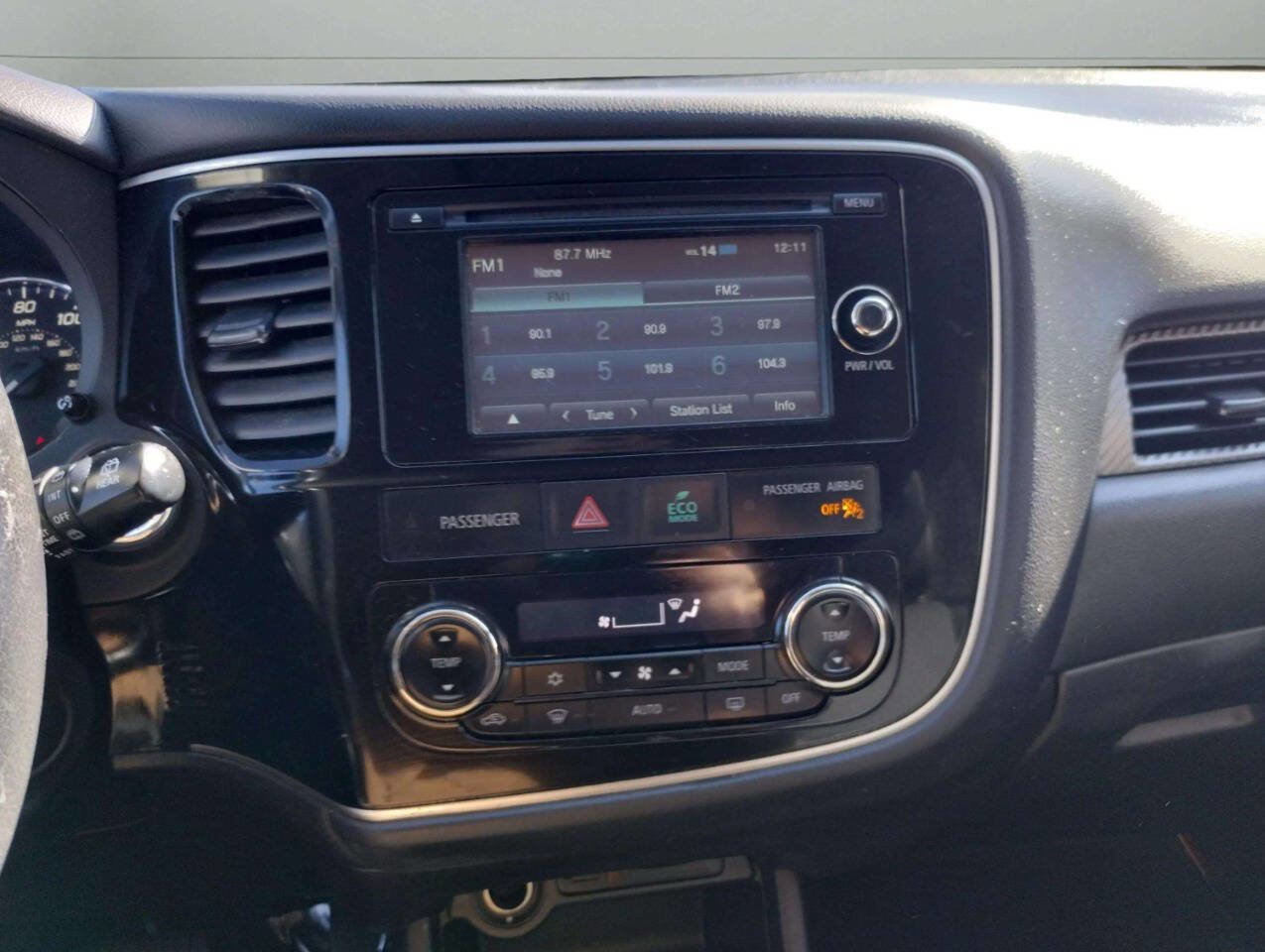 Used 2015 Mitsubishi Outlander SE image 30