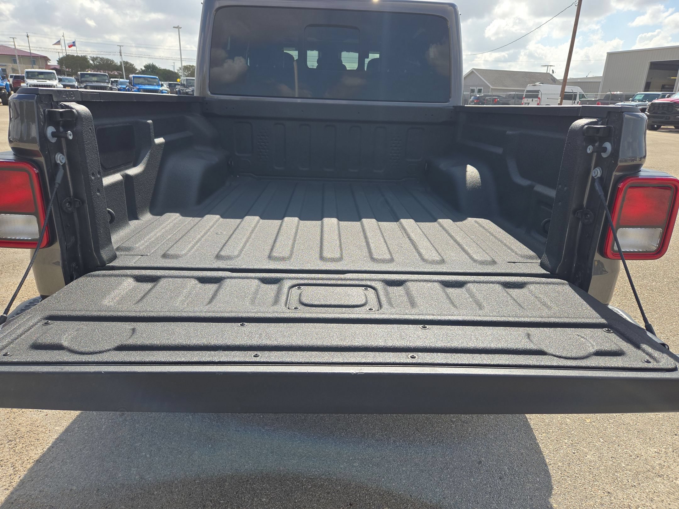Used 2025 Jeep Gladiator Sport AWD/4WD image 24