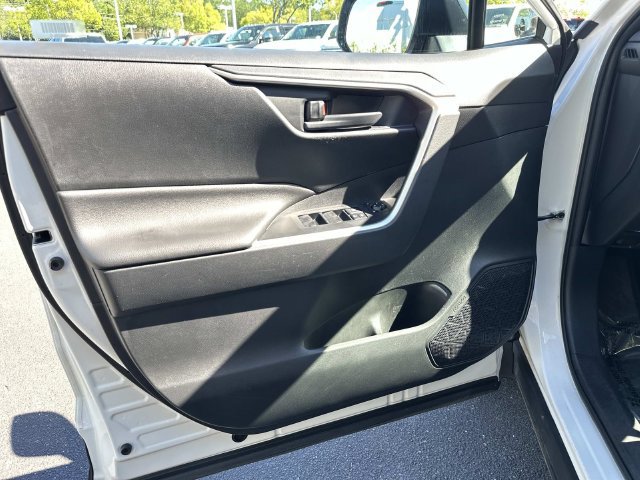Used 2019 Toyota RAV4 LE AWD/4WD image 14