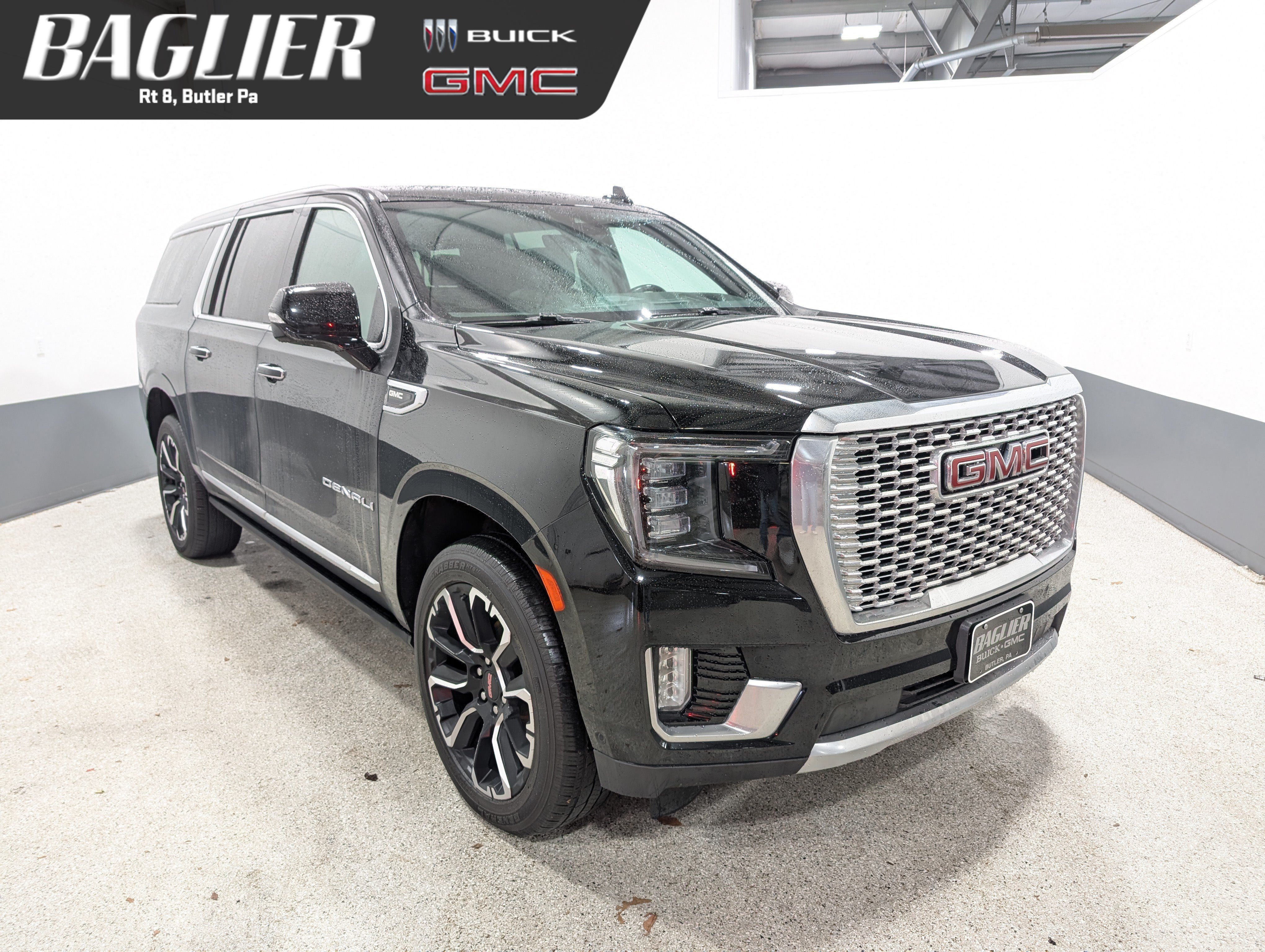 Used 2023 GMC Yukon XL Denali w/ Advanced Technology Package AWD/4WD image 1