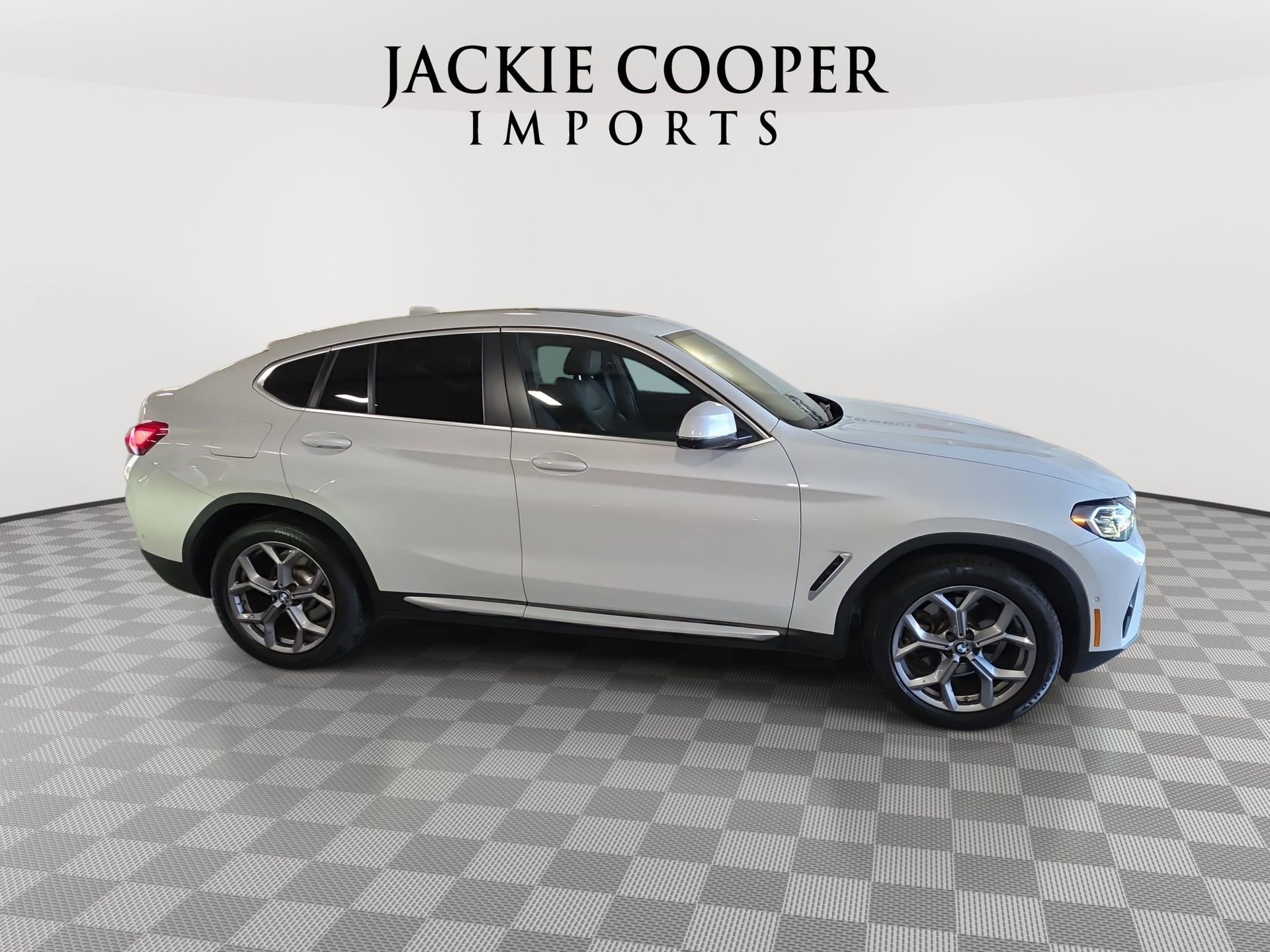 Used 2024 BMW X4 xDrive30i w/ Parking Assistance Package AWD/4WD image 4