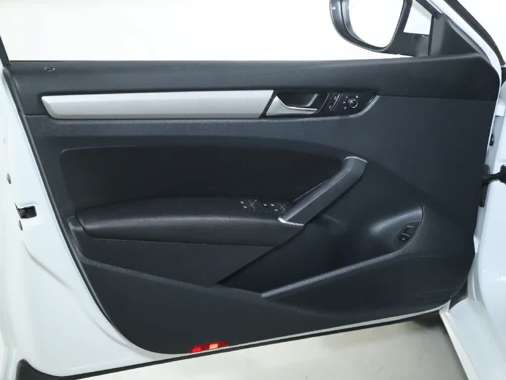 Certified 2022 Volkswagen Passat 2.0T SE FWD image 15