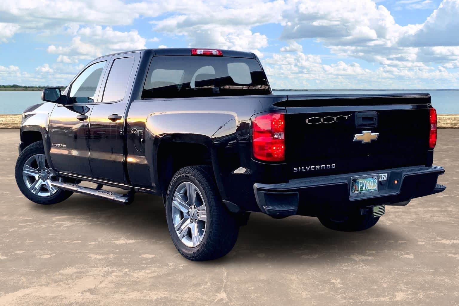 Used 2018 Chevrolet Silverado 1500 Custom w/ Custom Value Package RWD image 4