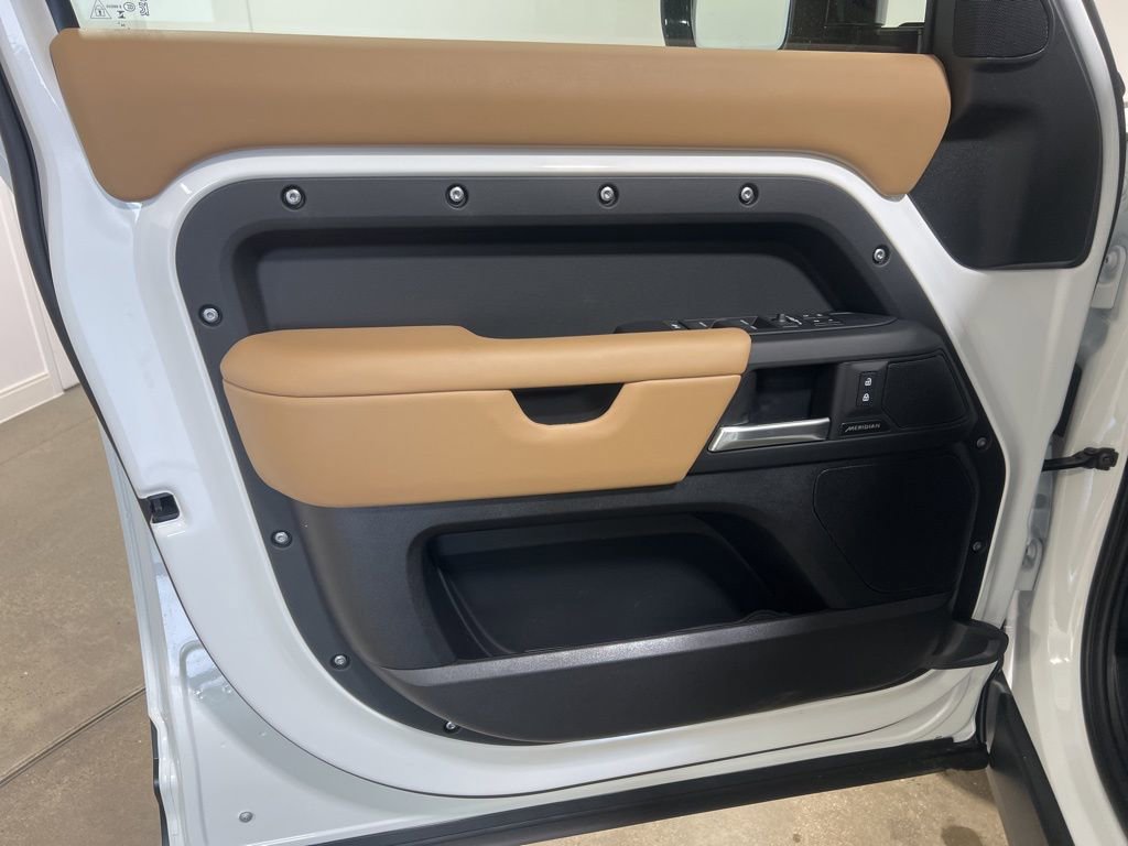 Used 2025 Land Rover Defender 110 S image 9