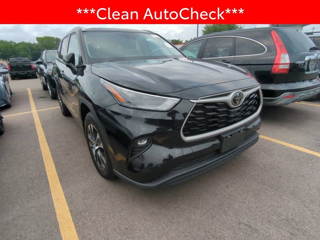 Used 2022 Toyota Highlander XLE AWD/4WD image 3