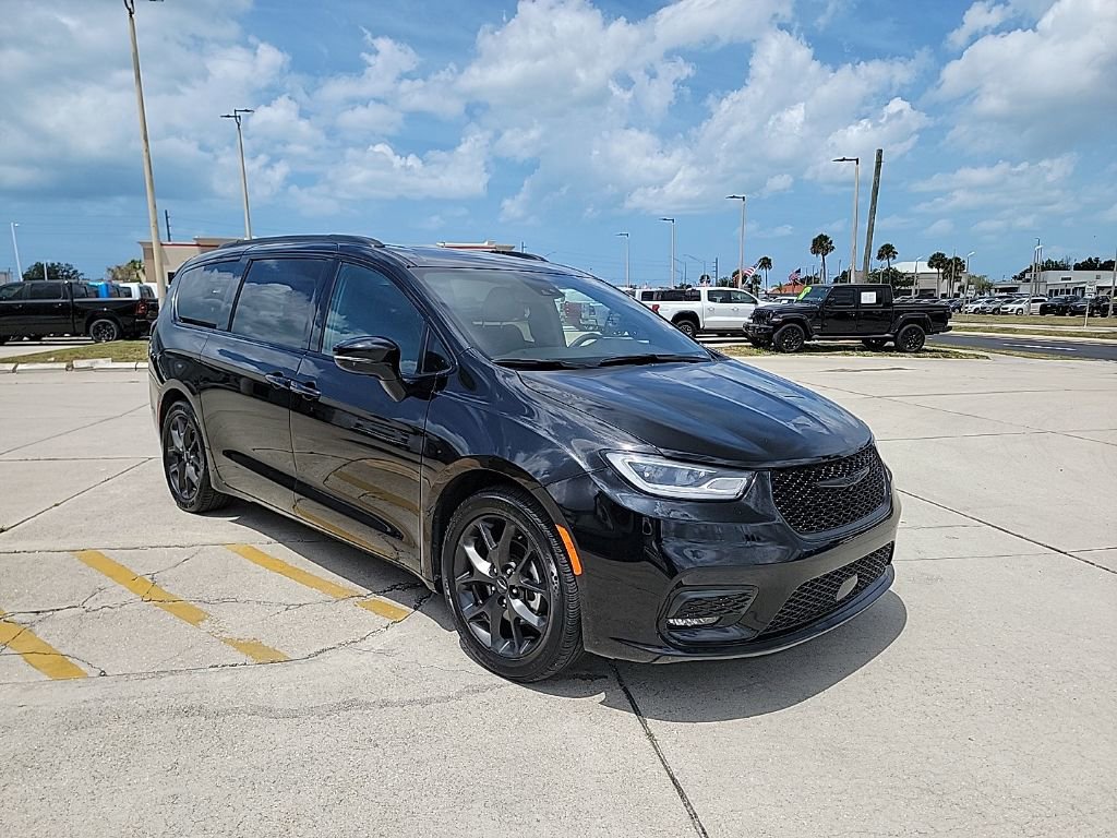 Used 2025 Chrysler Pacifica Limited image 7