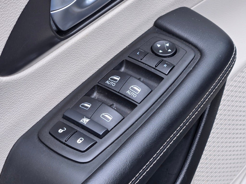 Used 2024 Chrysler Pacifica Touring-L FWD image 21