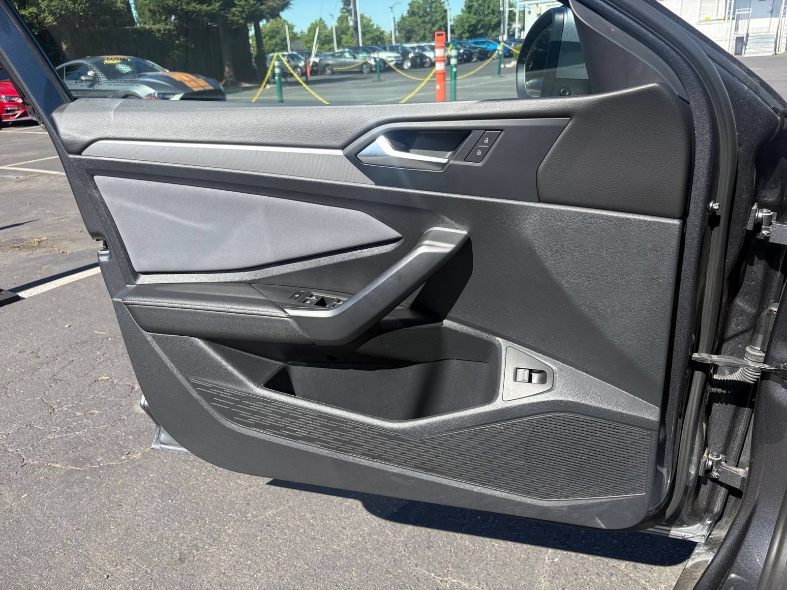 Used 2025 Volkswagen Jetta SE FWD image 18