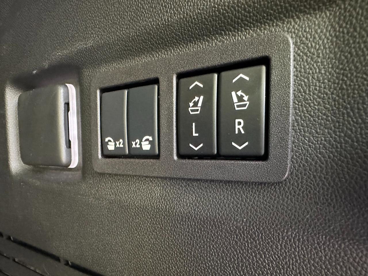 Used 2024 GMC Yukon AT4 w/ Technology Package AWD/4WD image 41