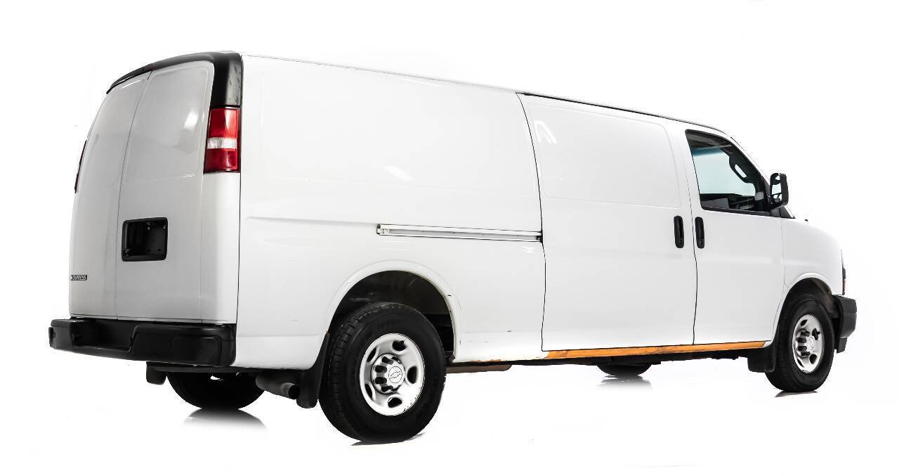 Used 2018 Chevrolet Express 3500 Extended w/ Driver Convenience Package RWD image 3