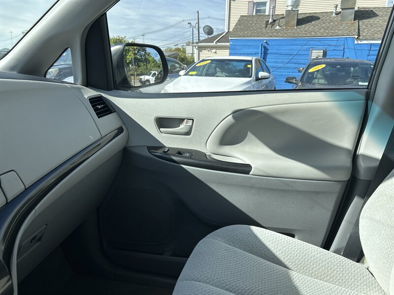 Used 2014 Toyota Sienna LE FWD image 14