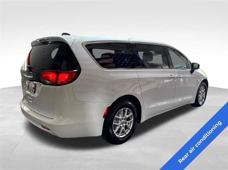 Used 2023 Chrysler Voyager LX FWD image 5