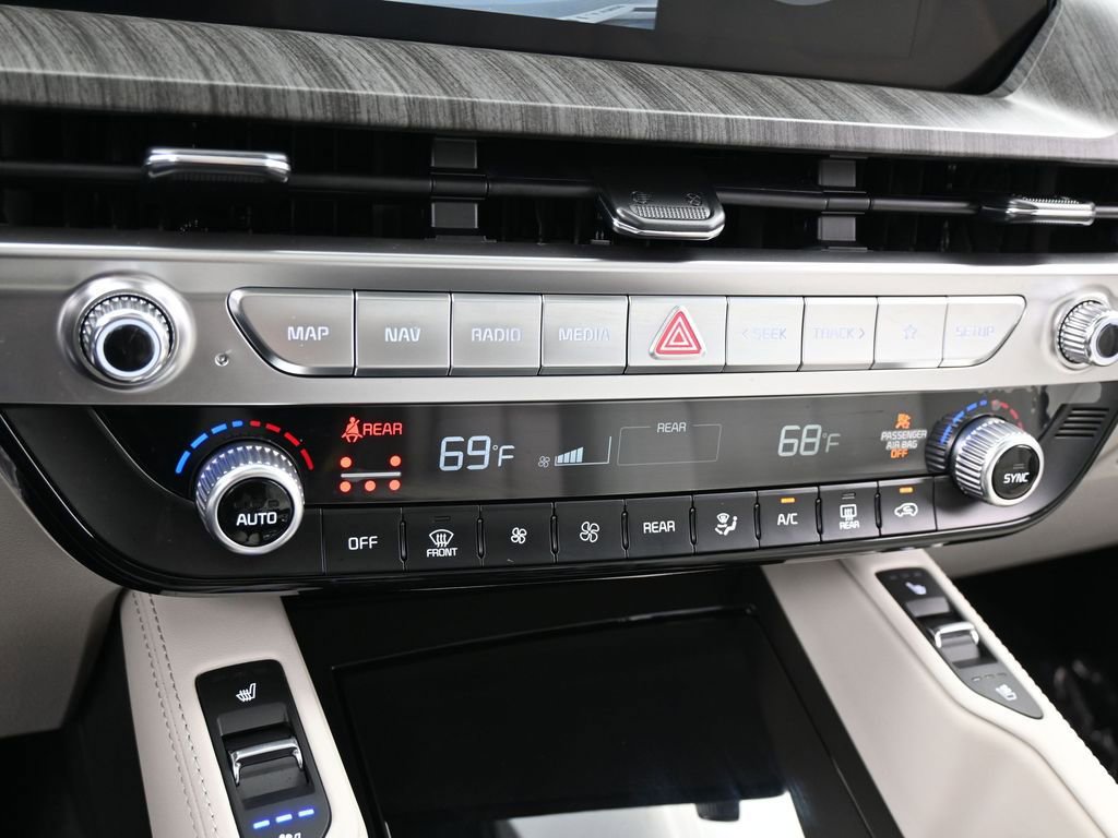 Used 2025 Kia Telluride EX w/ EX Captain's Chair Package image 21