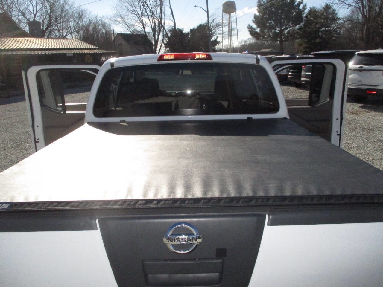 Used 2010 Nissan Frontier SE image 26