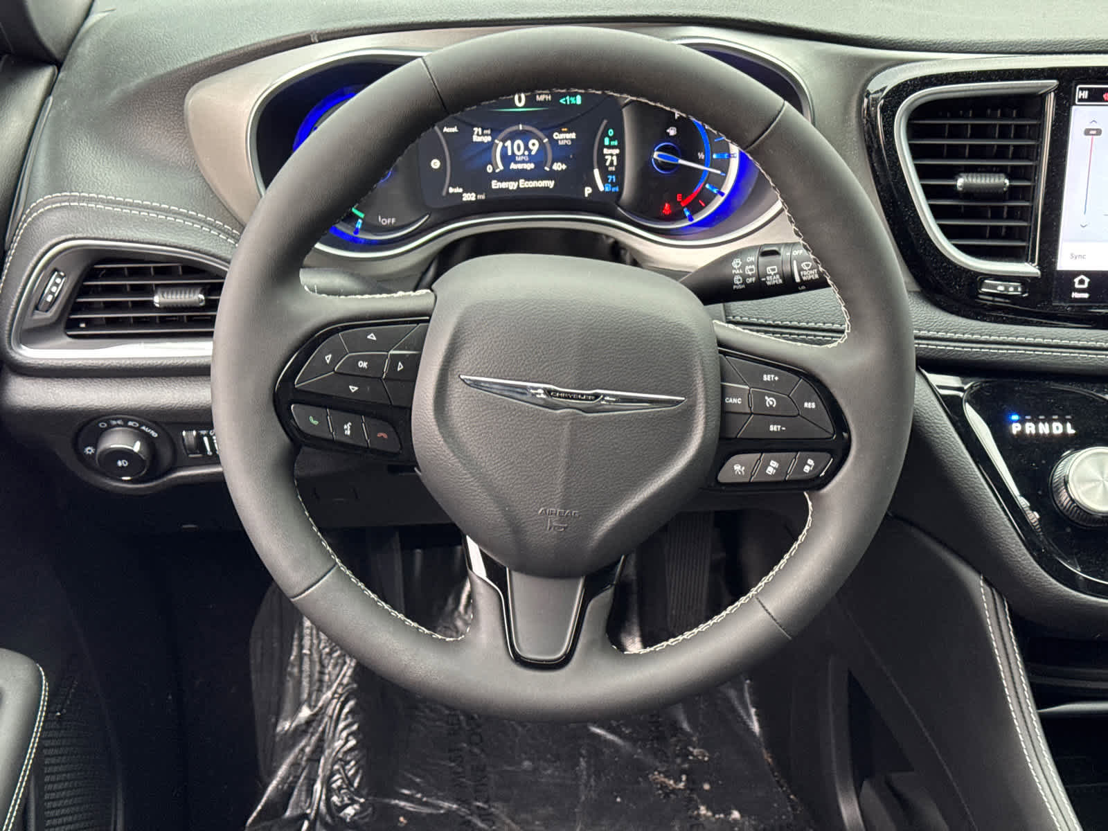 Used 2023 Chrysler Pacifica Limited w/ Uconnect Theater Family Group image 17