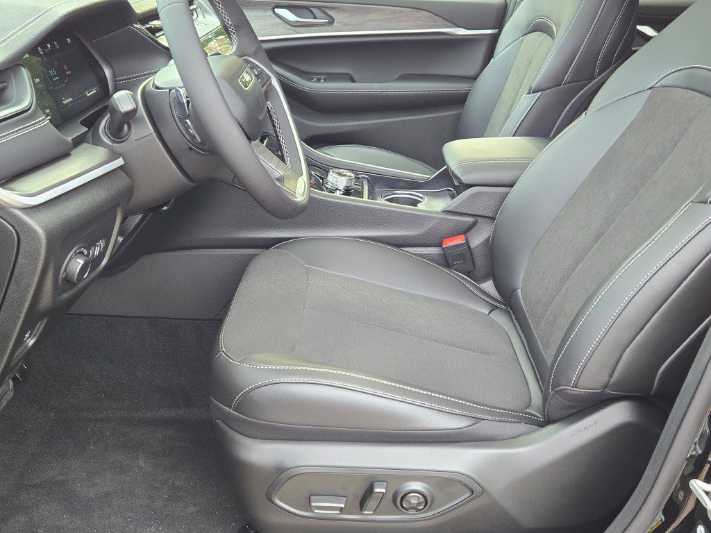 New 2027 Jeep Grand Cherokee Altitude AWD/4WD image 27