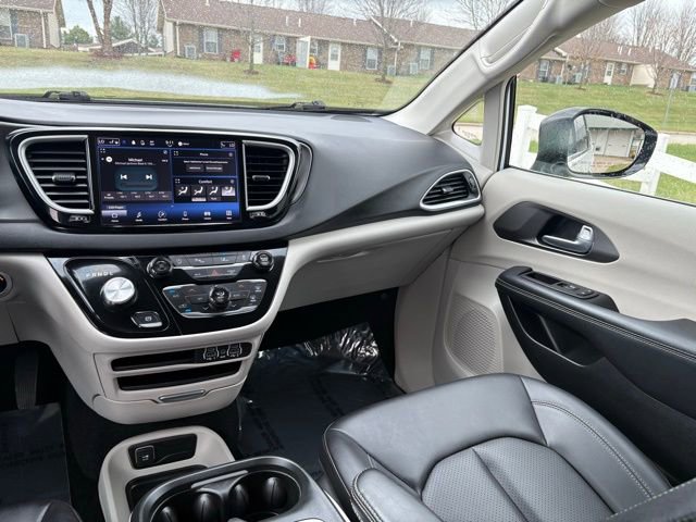 Used 2024 Chrysler Pacifica Touring-L image 30