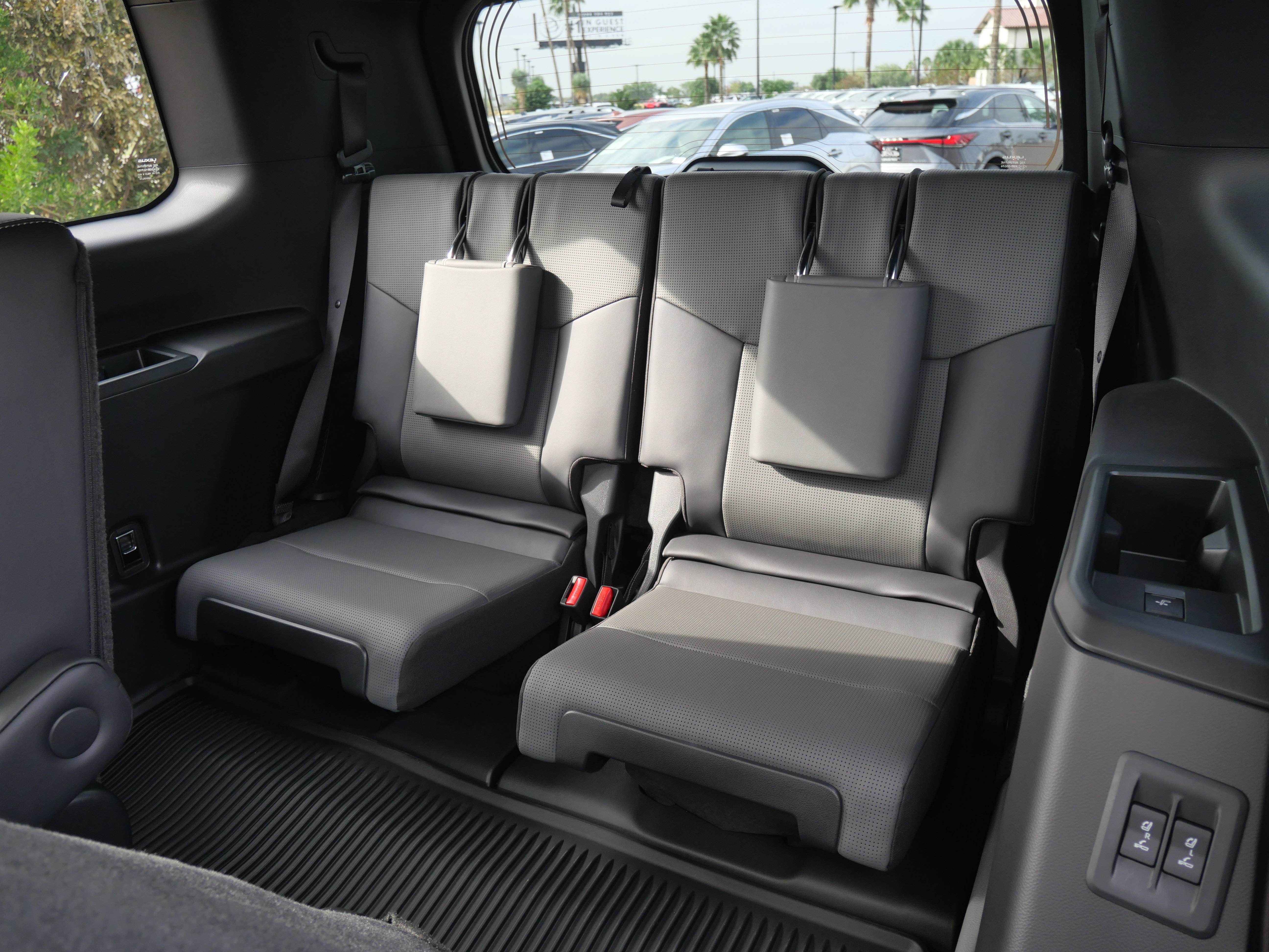 Used 2025 Lexus GX 550 w/ Accessory Package (2T) image 9