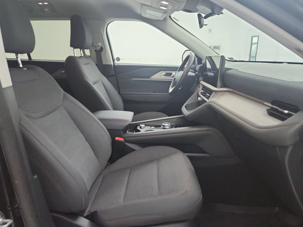 Used 2025 Ford Explorer Active AWD/4WD image 36